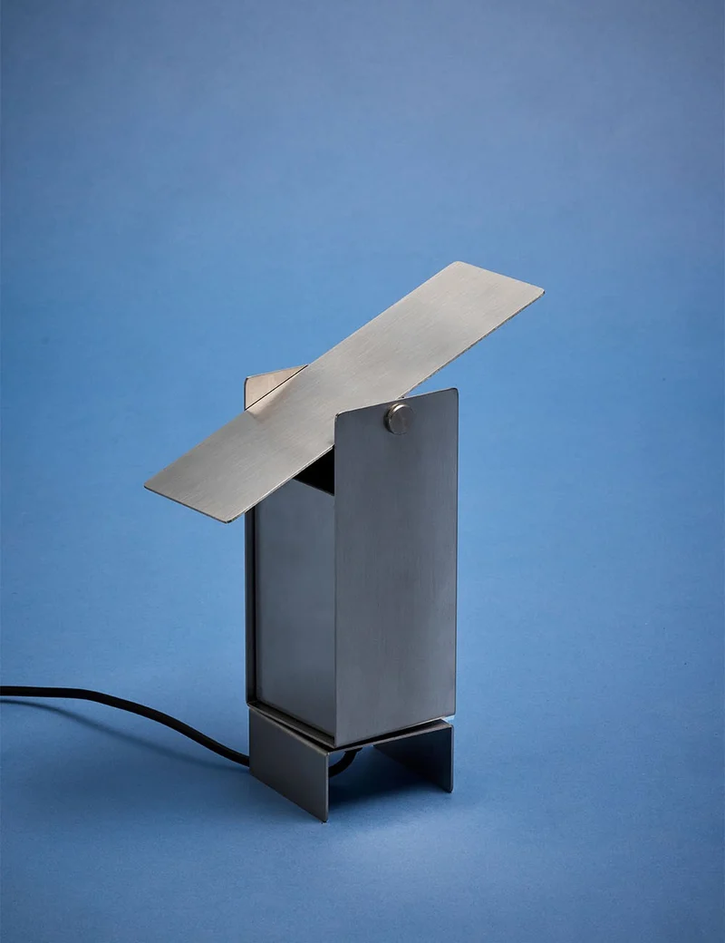 pivoting table lamp