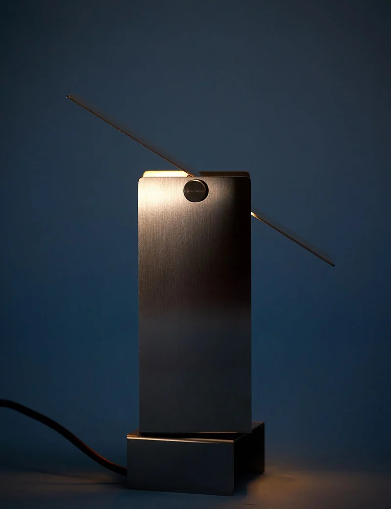 pivoting table lamp
