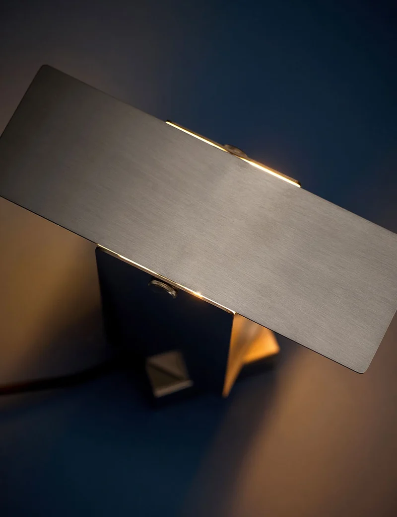 pivoting table lamp