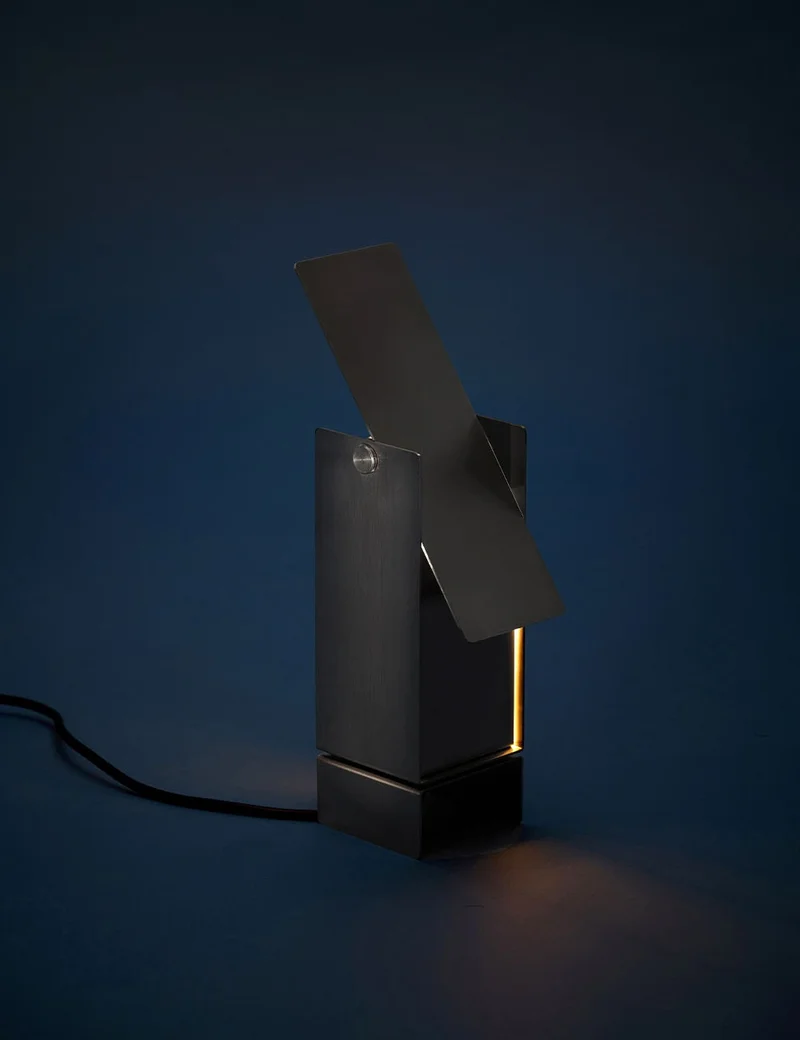 pivoting table lamp