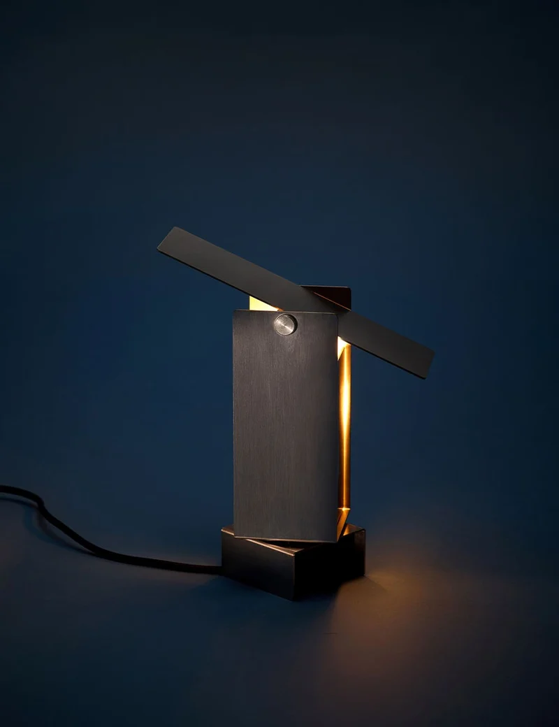 pivoting table lamp