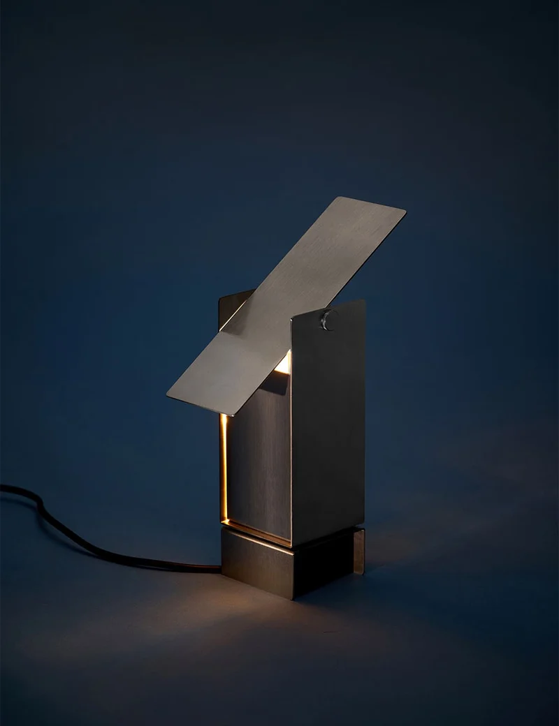 pivoting table lamp