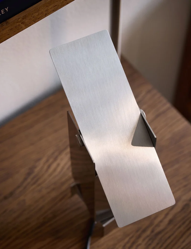pivoting table lamp