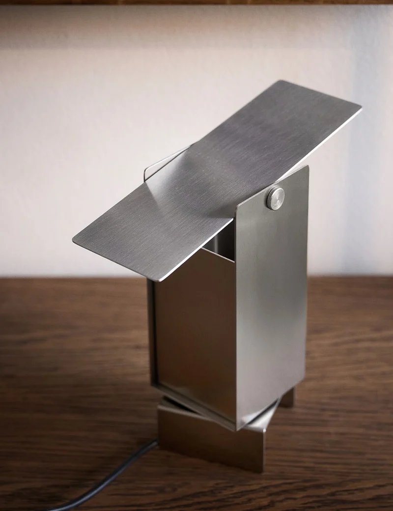 pivoting table lamp