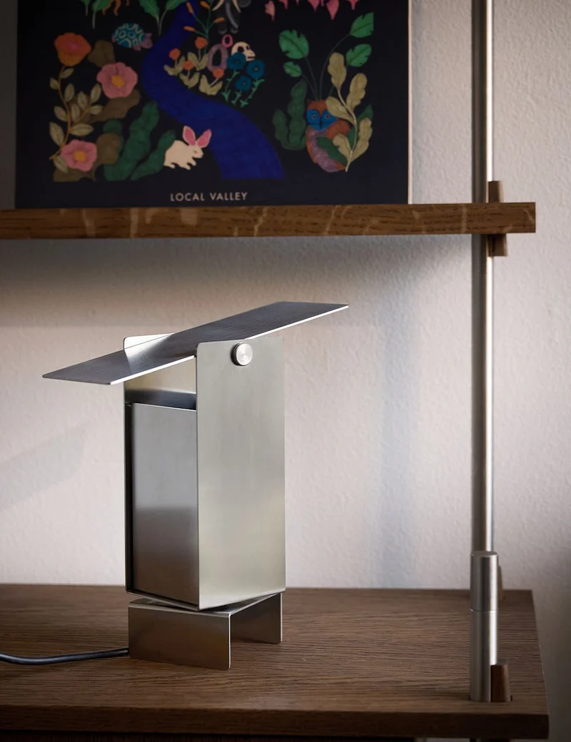 pivoting table lamp