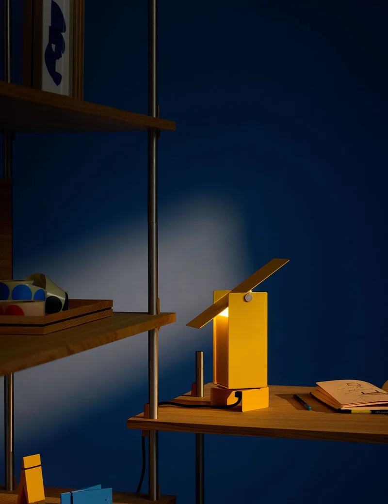 pivoting table lamp