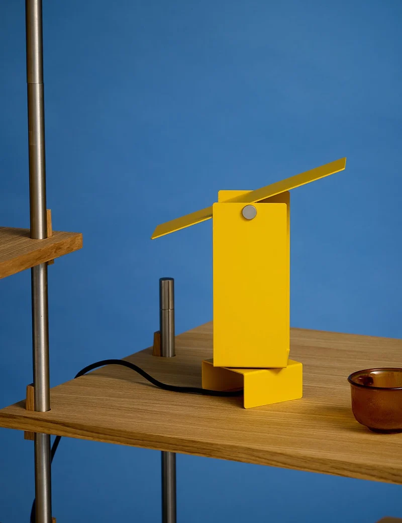 pivoting table lamp