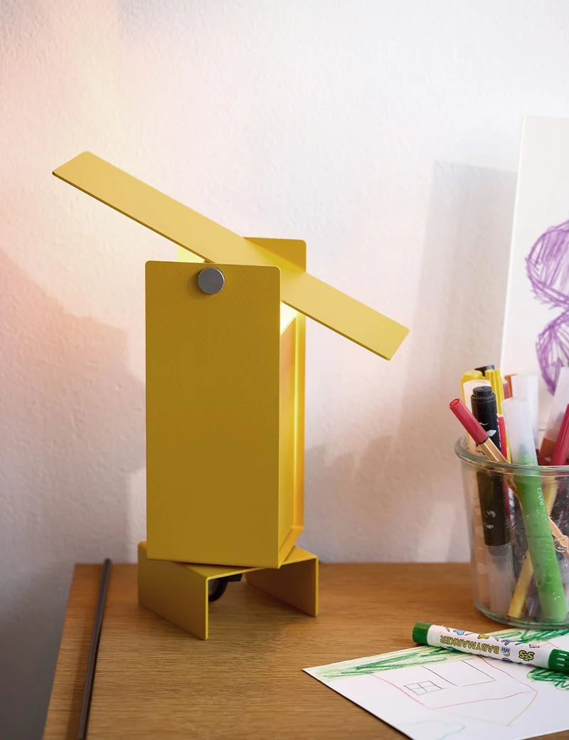 pivoting table lamp