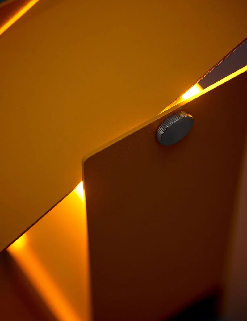 pivoting table lamp