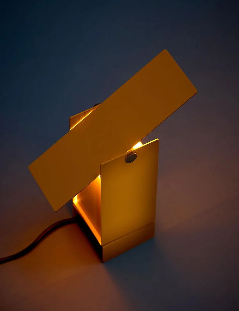 pivoting table lamp
