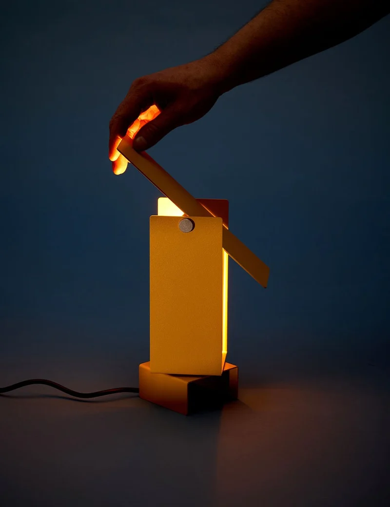 pivoting table lamp