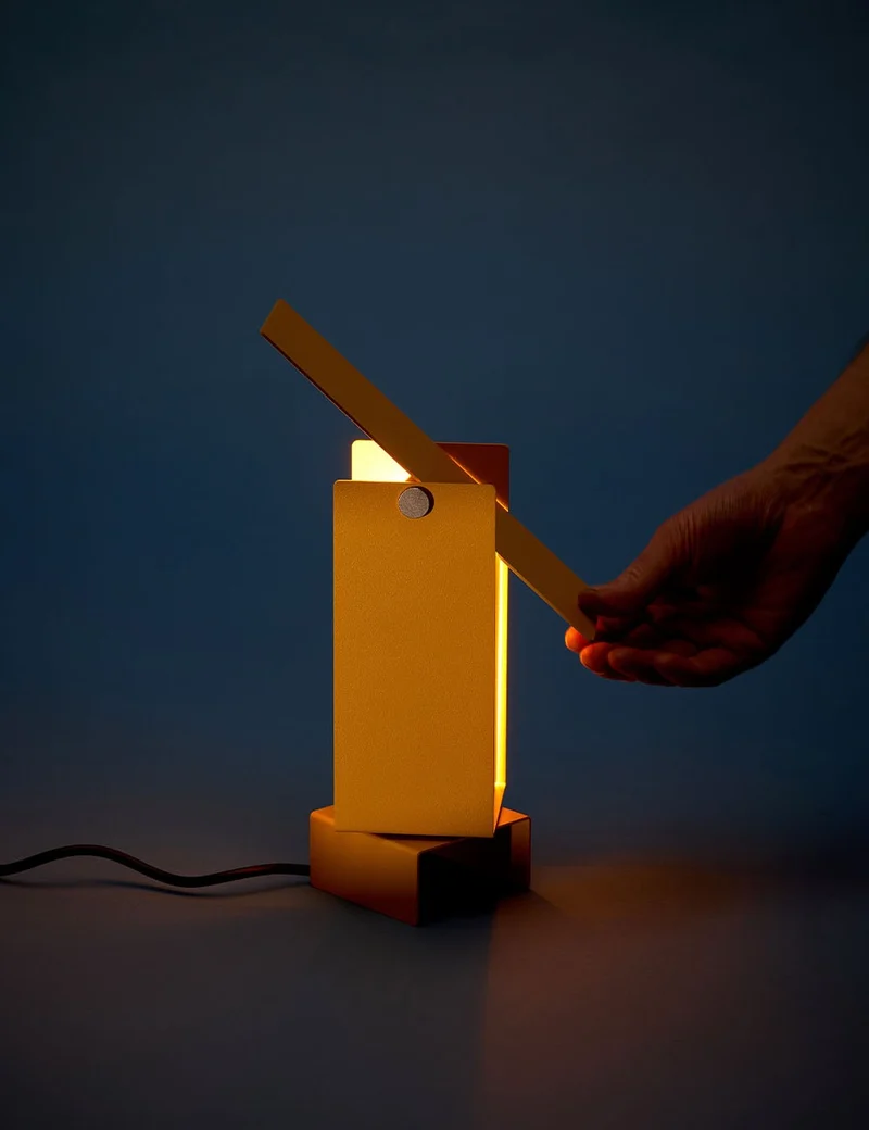 pivoting table lamp