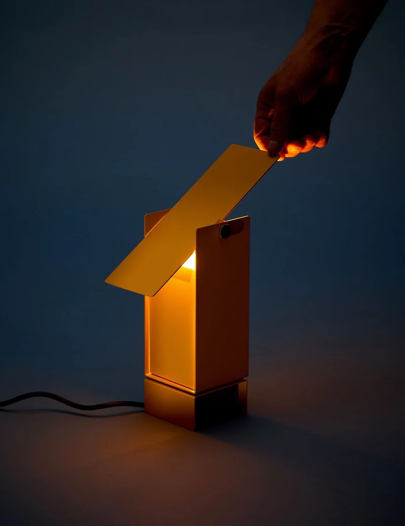 pivoting table lamp