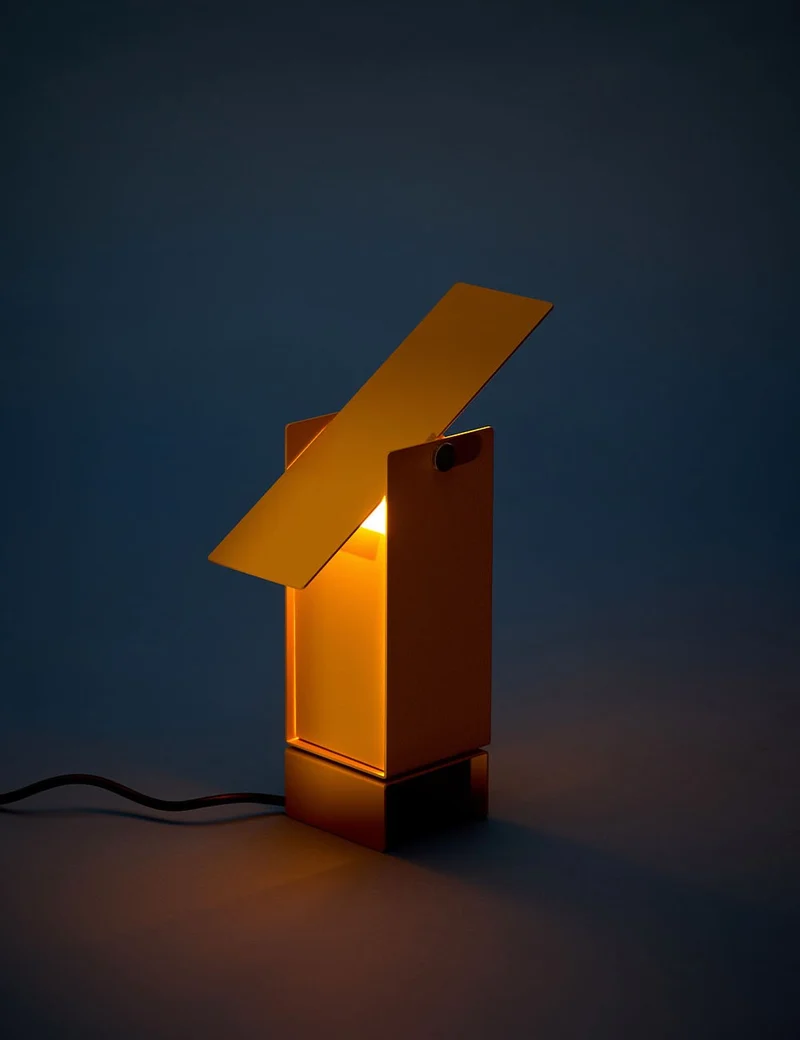 pivoting table lamp