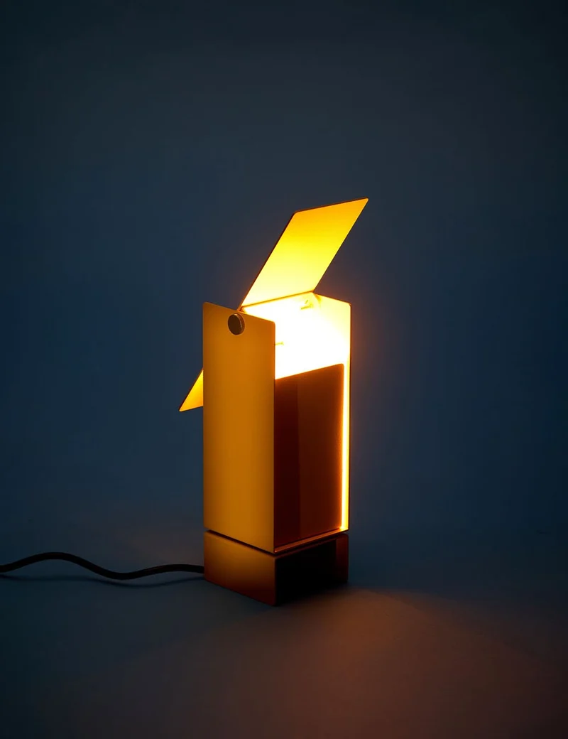 pivoting table lamp