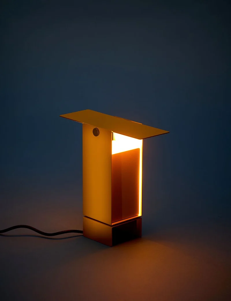 pivoting table lamp