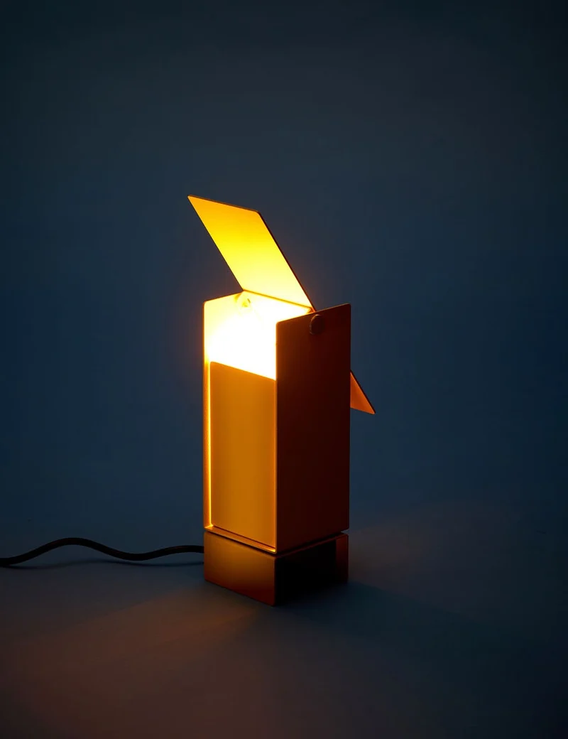 pivoting table lamp
