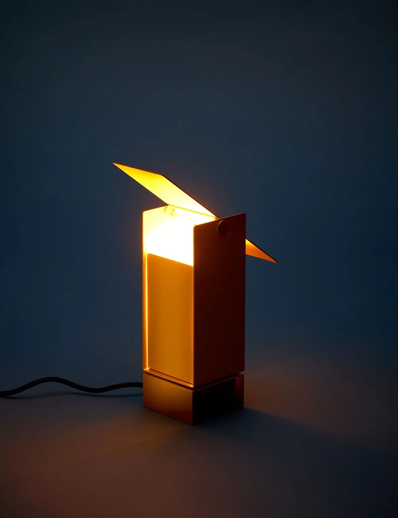 pivoting table lamp