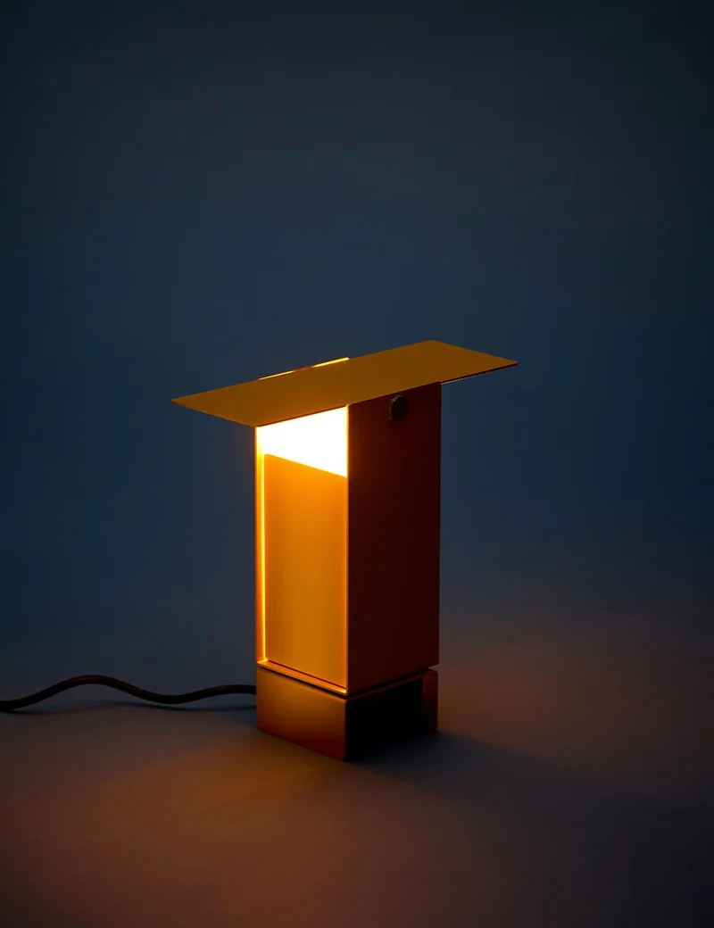 pivoting table lamp