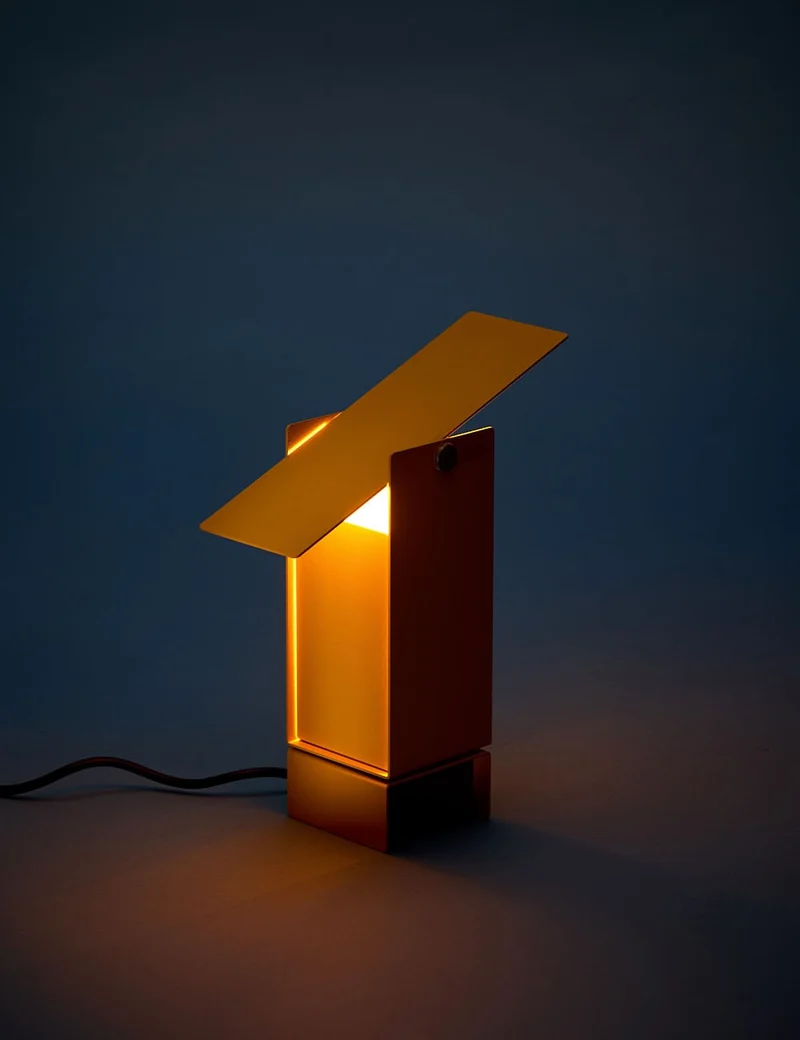pivoting table lamp