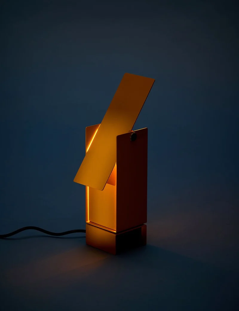 pivoting table lamp