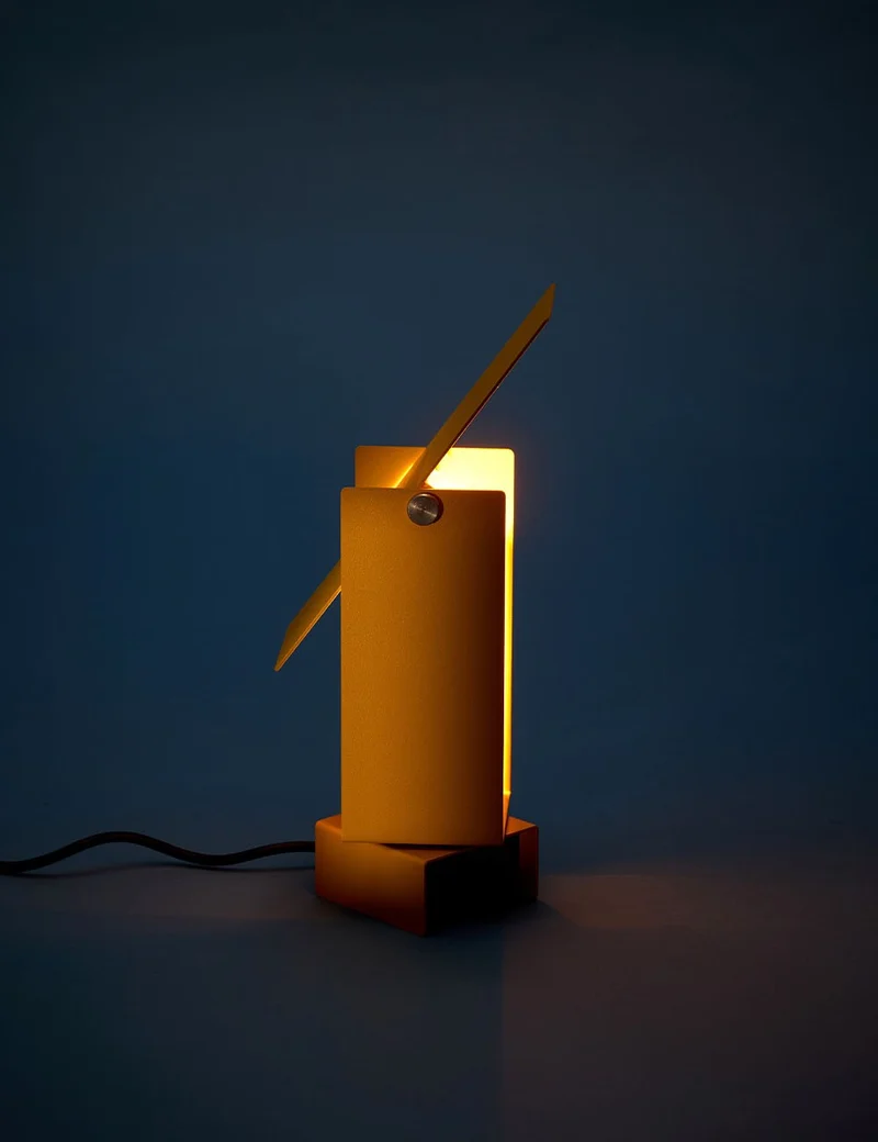 pivoting table lamp