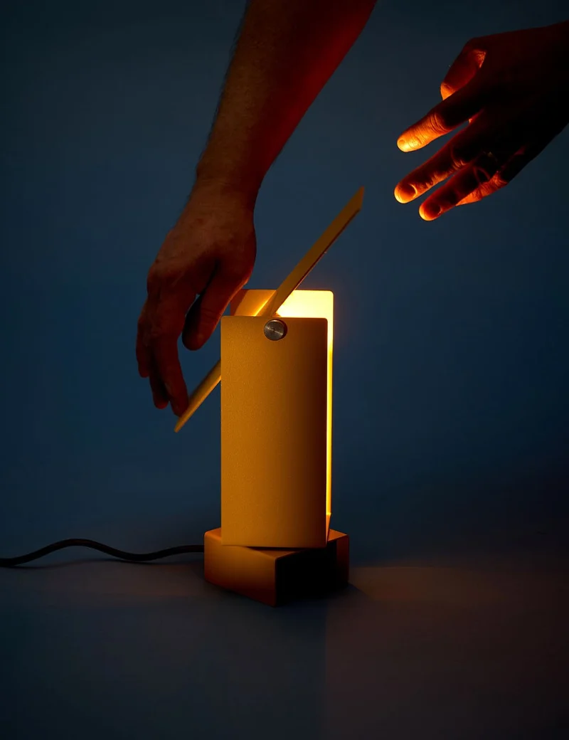 pivoting table lamp