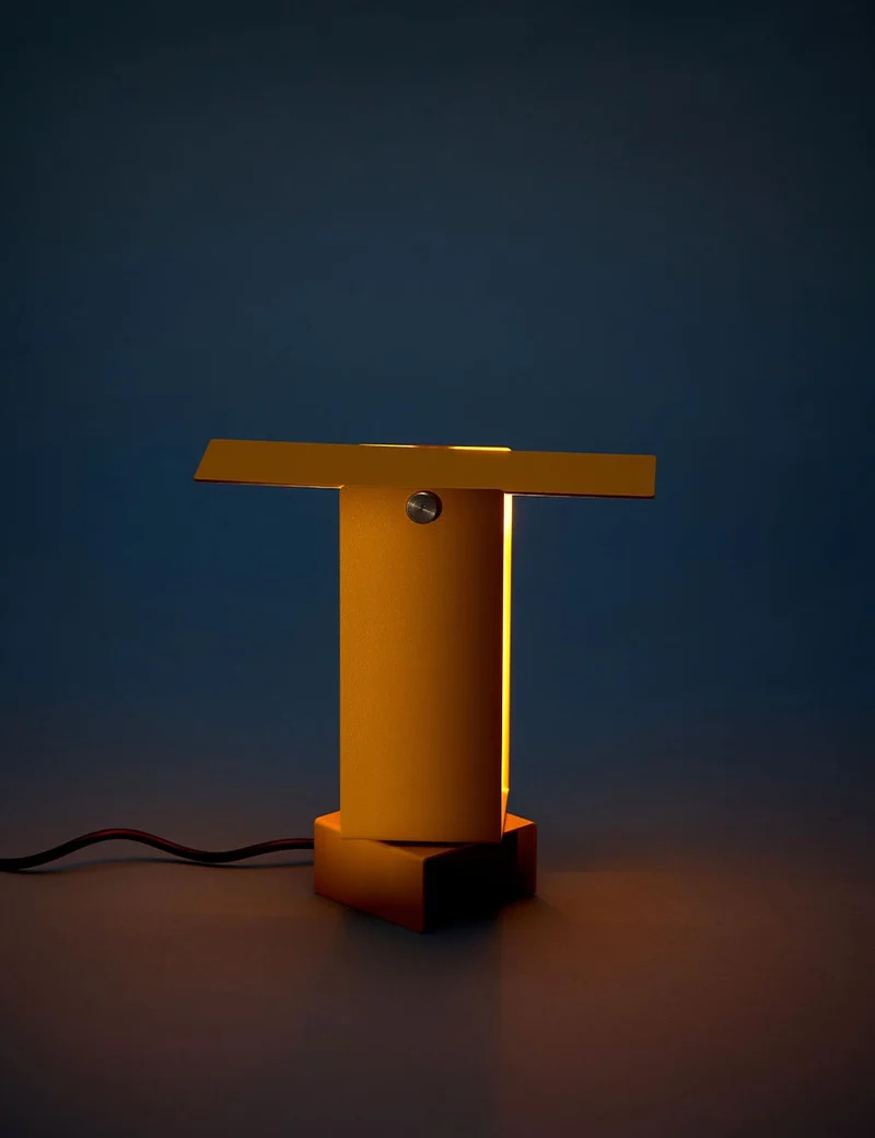pivoting table lamp