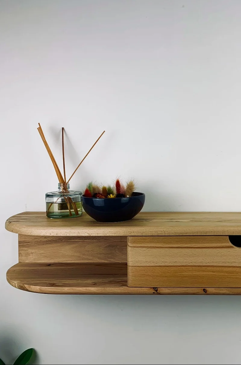Console d'entrée flottante et ses rangements pratiques en hêtre massif recyclé