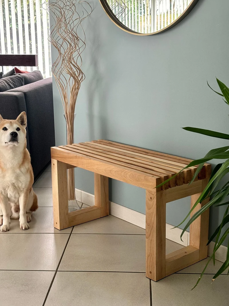 Banc de couloir en bois massif recyclé, meuble d'entrée en hêtre durable et élégant pour une ambiance chaleureuse.