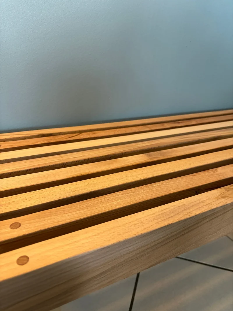Banc de couloir en bois massif recyclé, meuble d'entrée en hêtre durable et élégant pour une ambiance chaleureuse.