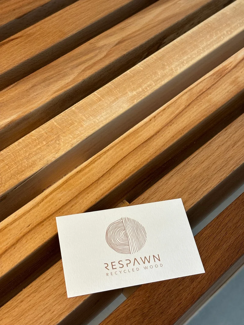 Banc de couloir en bois massif recyclé, meuble d'entrée en hêtre durable et élégant pour une ambiance chaleureuse.