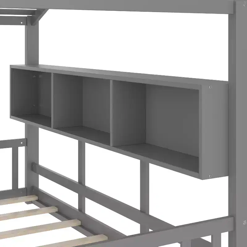 Lit cabane au sol avec étagères de rangement intégrées et toit en lattes