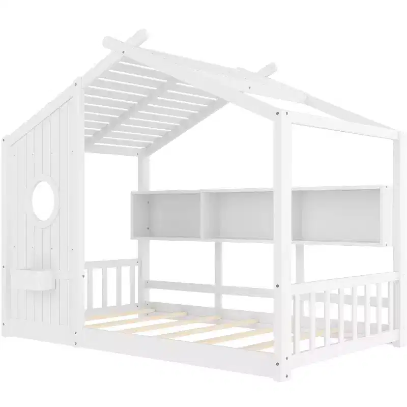 Lit cabane au sol avec étagères de rangement intégrées et toit en lattes