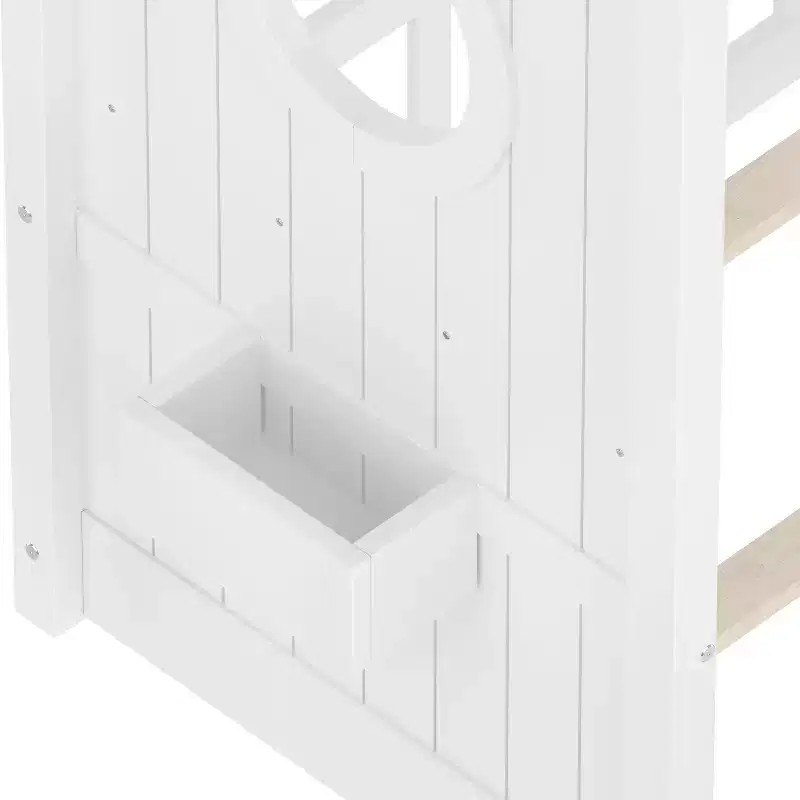 Lit cabane au sol avec étagères de rangement intégrées et toit en lattes