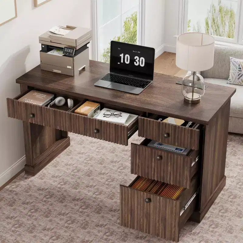 Meuble de rangement de bureau cannelé, bureau de direction moderne de 54 po avec station de recharge, bureau d'ordinateur en bois avec tiroirs classeurs pour bureau d'étude