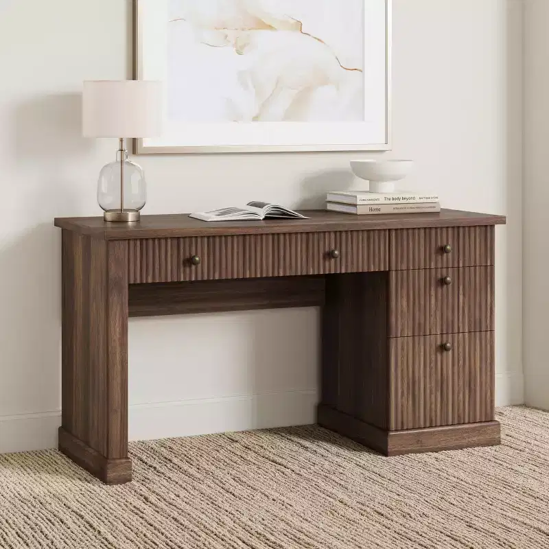 Meuble de rangement de bureau cannelé, bureau de direction moderne de 54 po avec station de recharge, bureau d'ordinateur en bois avec tiroirs classeurs pour bureau d'étude