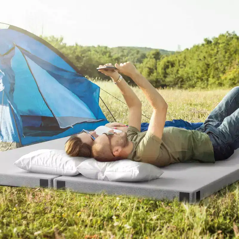 Matelas de camping en mousse à mémoire de forme Costway avec fond antidérapant, sac de voyage pour le couchage en extérieur, gris/bleu