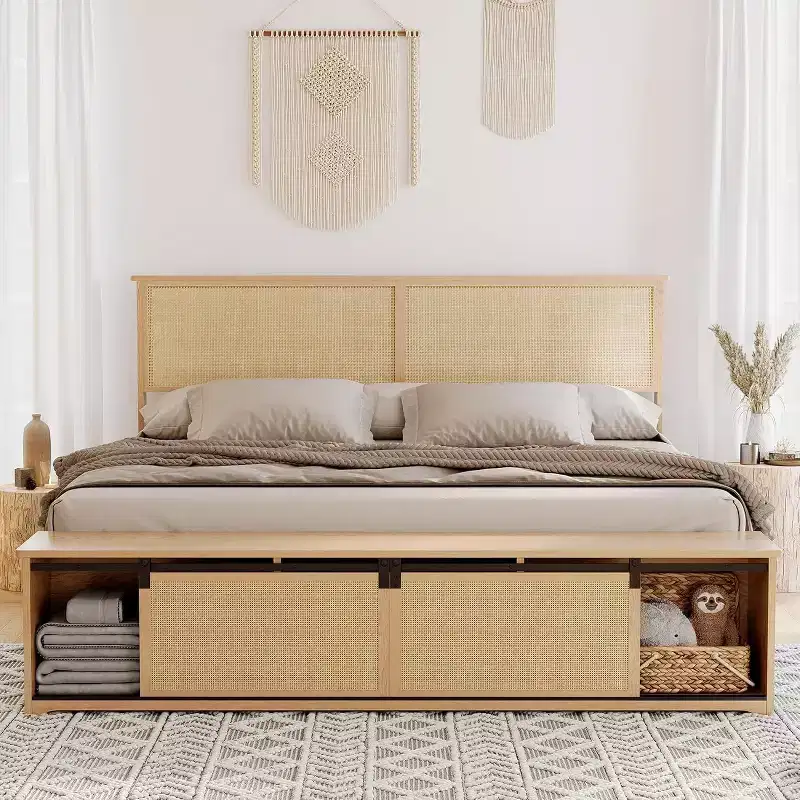 Cadre de lit en rotin naturel style bohème-ferme, rangement avec porte de grange coulissante et tête de lit lumineuse à LED, pieds de support en bois massif.