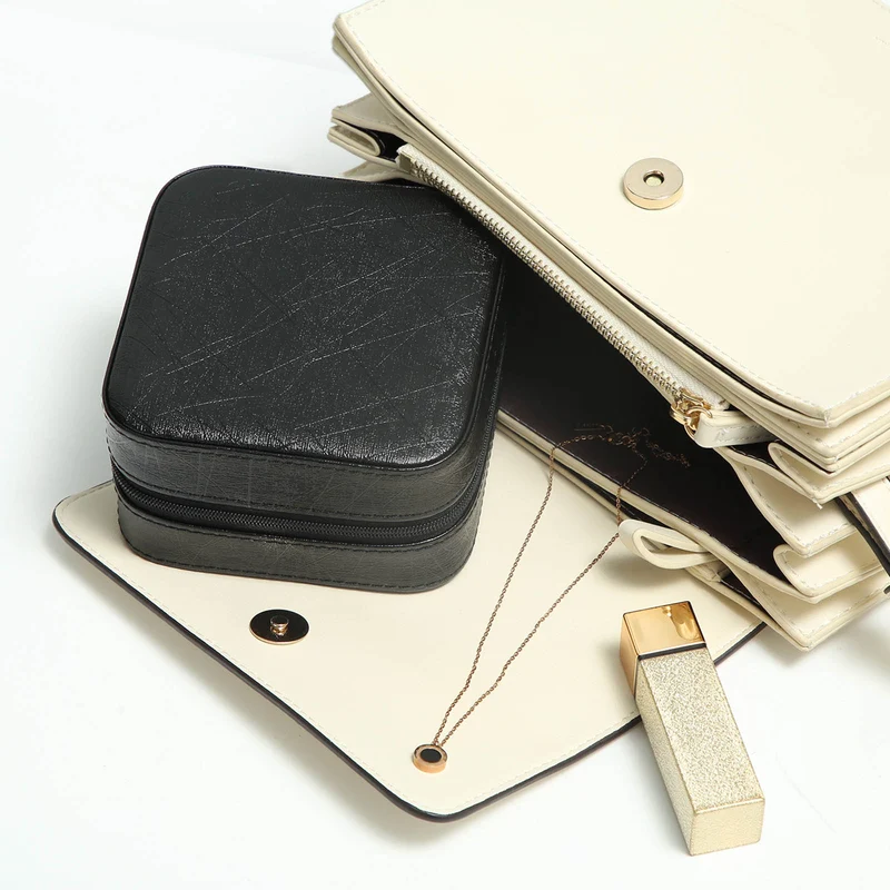 Boîte à bijoux compacte pour voyage 11 x 11 x 6 cm pratique rangement accessoires en simili cuir noir 12_0008073