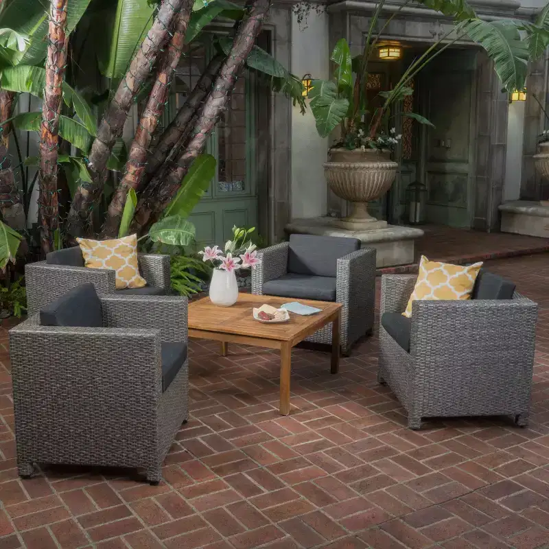 Ensemble de 4 fauteuils de jardin et table basse en osier Puerta - Teck/Noir mélangé/Gris foncé - Christopher Knight Home