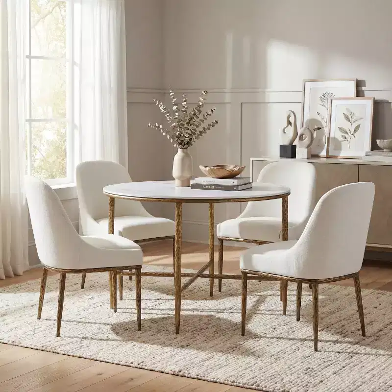 Christopher Knight Home Valeska, ensemble de 5 pièces : table à manger en pierre frittée forgée à la main, style industriel de luxe, avec chaises de salle à manger rembourrées.