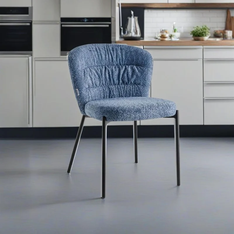 Set 4 Sedie Cami in tessuto teddy azzurro polvere: un connubio di design e comfort