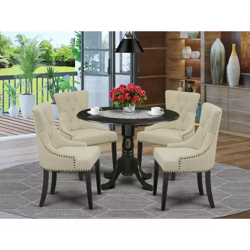 Ensemble de salle à manger HomeStock 5 pièces comprenant une table de salle à manger ronde avec rallonges et quatre chaises Parson avec tissu beige clair, finition noire.
