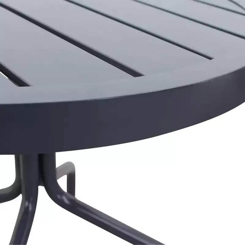 Ensemble de chaises longues de jardin 5 pièces Courtyard Casual Santa Fe avec ottomans Comprend deux chaises longues inclinables et deux ottomans et une table d'appoint