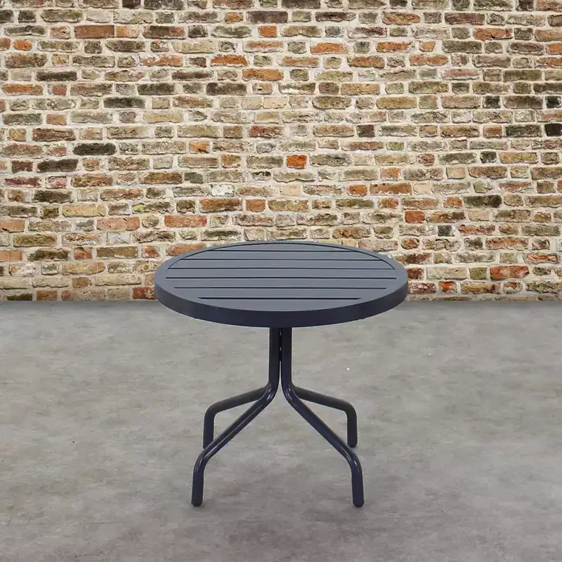 Ensemble de chaises longues de jardin 5 pièces Courtyard Casual Santa Fe avec ottomans Comprend deux chaises longues inclinables et deux ottomans et une table d'appoint