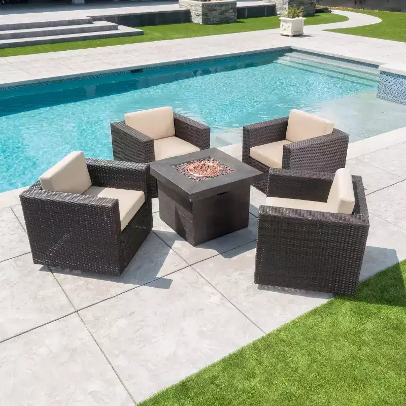 GDFStudio Venise Ensemble d'extérieur 5 pièces avec fauteuil pivotant en osier et foyer avec coussins