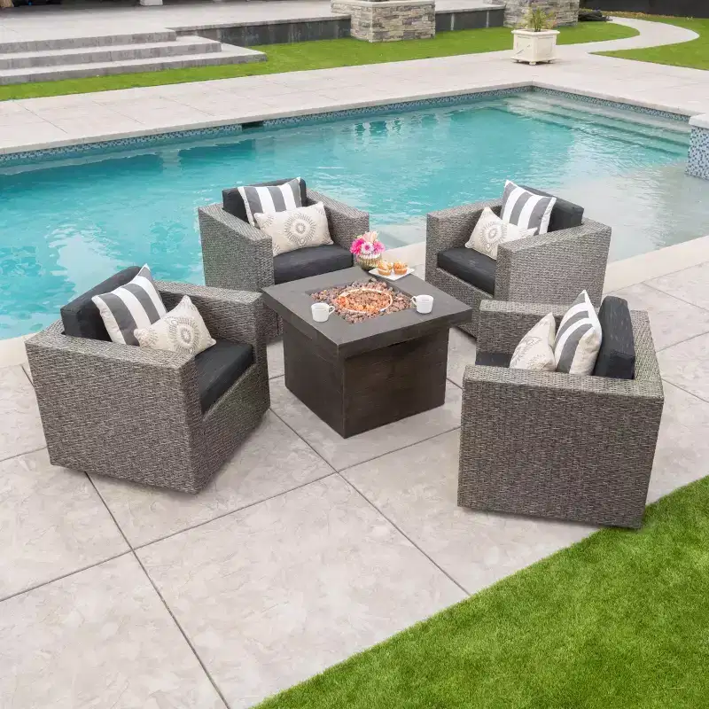 GDFStudio Venise Ensemble d'extérieur 5 pièces avec fauteuil pivotant en osier et foyer avec coussins