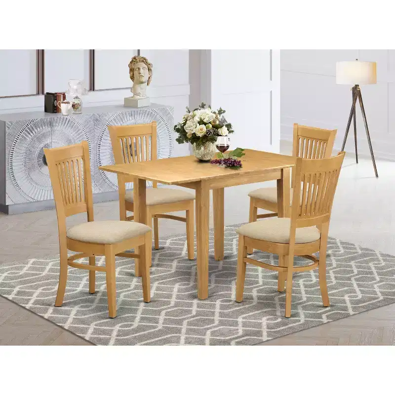 Ensemble de salle à manger compact HomeStock Belmont 5 pièces – Comprend une table de salle à manger et 4 chaises de salle à manger avec siège en tissu de lin et dossier à lattes, finition chêne