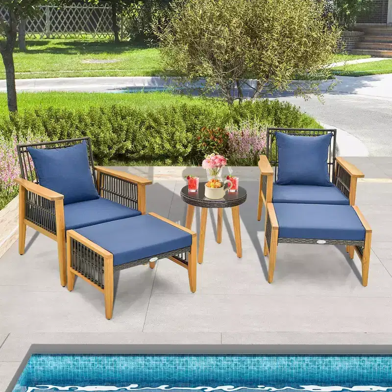 Ensemble de 5 pièces de mobilier de patio en bois d'acacia et osier tressé Costway avec table basse et 2 poufs Bleu marine/Beige